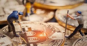 استخراج بیت‌ کوین زیر تیغ هزینه‌ها؛ ماینرها در آستانه خاموشی